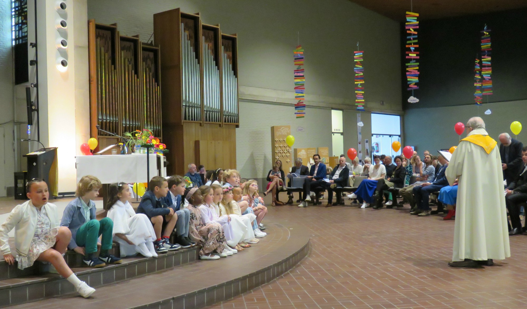 Eerste communie 2023 - Evangelie en woordje door priester Paul Scheelen met de kinderen vooraan